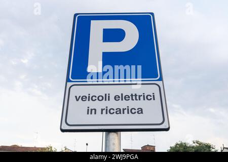 Parcheggi veicoli elettrici in ricarica il cartello in italiano significa parcheggio di veicoli elettrici stazione di ricarica veicoli elettrici parcheggio per auto elettriche in ch Foto Stock