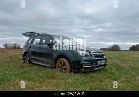 Un SUV Subaru Forrester bloccato su praterie umide nel North Norfolk, Regno Unito Foto Stock