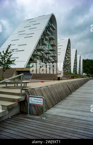 vejle, danimarca, 07 agosto 2023, Bolgen, The Wave, moderno edificio residenziale nel porto *** vejle,dänemark, 07 agosto 2023, Bolgen, Die Welle, modernes Wohngebäude im Hafen Copyright: XWolfgangxSimlingerx Foto Stock