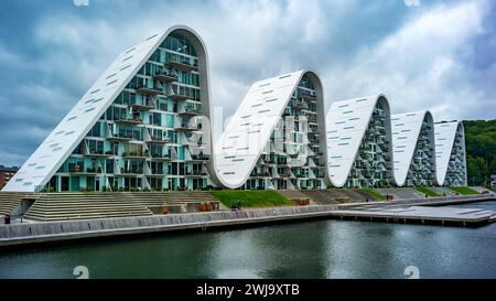 vejle, danimarca, 07 agosto 2023, Bolgen, The Wave, moderno edificio residenziale nel porto *** vejle,dänemark, 07 agosto 2023, Bolgen, Die Welle, modernes Wohngebäude im Hafen Copyright: XWolfgangxSimlingerx Foto Stock