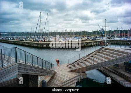 vejle, danimarca, 07 agosto 2023, man diving in the Harbour, *** vejle, dänemark, 07 agosto 2023, mann taucht im hafen, Copyright: XWolfgangxSimlingerx Foto Stock