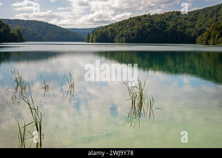 Laghi di Plitvice in una giornata nuvolosa in autunno. Viaggiate in Europa Foto Stock