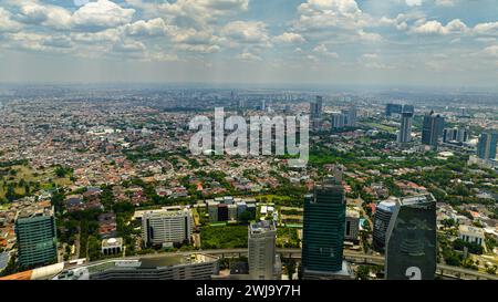 Giacarta, Indonesia - 11 ottobre 2022: Aerial drone di Giacarta è la capitale della Repubblica di Indonesia. Foto Stock