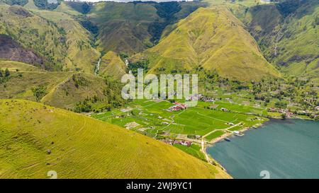 Drone aereo di terreni agricoli in una valle di montagna sul lago Toba. Sumatra, Indonesia. Foto Stock