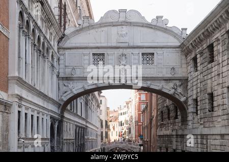 Il Barocco Ponte dei Sospiri di Antonio Contin del XVII secolo collega le sale degli interrogatori di Palazzo Ducale e PRI Foto Stock