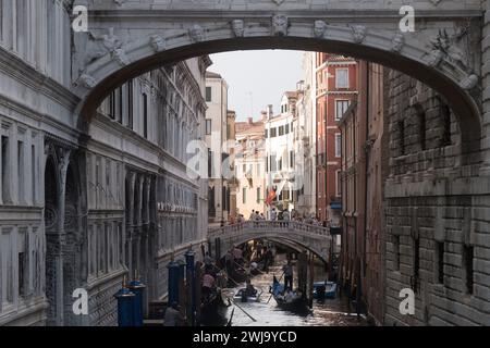 Il Barocco Ponte dei Sospiri di Antonio Contin del XVII secolo collega le sale degli interrogatori di Palazzo Ducale e PRI Foto Stock