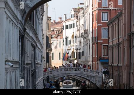 Il Barocco Ponte dei Sospiri di Antonio Contin del XVII secolo collega le sale degli interrogatori di Palazzo Ducale e PRI Foto Stock