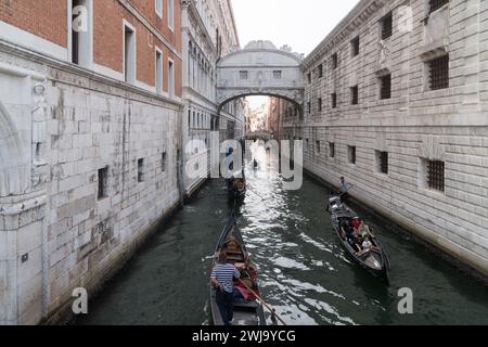 Il Barocco Ponte dei Sospiri di Antonio Contin del XVII secolo collega le sale degli interrogatori di Palazzo Ducale e PRI Foto Stock