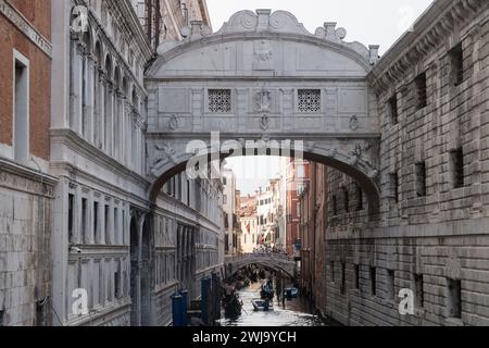 Il Barocco Ponte dei Sospiri di Antonio Contin del XVII secolo collega le sale degli interrogatori di Palazzo Ducale e PRI Foto Stock