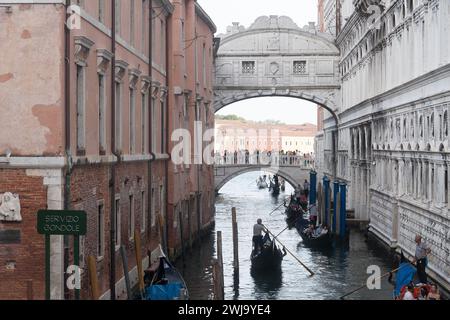 Il Barocco Ponte dei Sospiri di Antonio Contin del XVII secolo collega le sale degli interrogatori di Palazzo Ducale e PRI Foto Stock