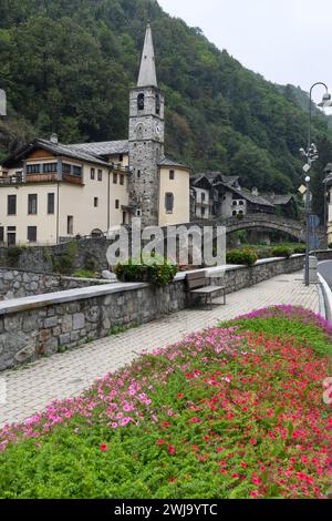 Gressoney Saint-Jean, Italia - 17 settembre 2023: Vista sul villaggio di Gressoney Saint-Jean sulla valle d'Aosta in Italia Foto Stock