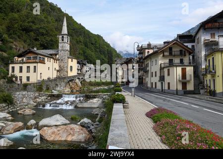 Gressoney Saint-Jean, Italia - 17 settembre 2023: Vista sul villaggio di Gressoney Saint-Jean sulla valle d'Aosta in Italia Foto Stock