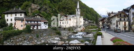 Gressoney Saint-Jean, Italia - 17 settembre 2023: Vista sul villaggio di Gressoney Saint-Jean sulla valle d'Aosta in Italia Foto Stock