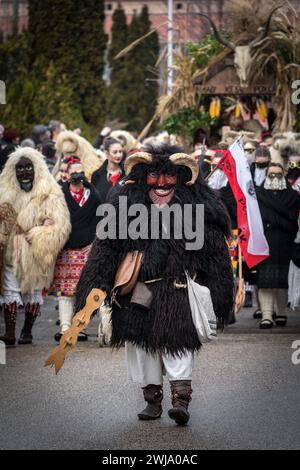 Clapper Che Mohács, Ungheria - 11 febbraio 2024: Busó con un bastone da passeggio ...