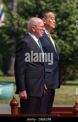 Bangkok, Thailandia. 14 febbraio 2024. Un Governatore generale dell'Australia, il generale David John Hurley (L), e il primo ministro thailandese Srettha Thavisin (R) hanno visto durante una cerimonia di benvenuto alla Casa del governo. Il generale David John Hurley, Governatore generale dell'Australia, ha una visita ufficiale di 5 giorni (dal 13 al 17 febbraio 2024) in Thailandia per celebrare le relazioni di lunga data tra Australia e Thailandia. Credito: SOPA Images Limited/Alamy Live News Foto Stock