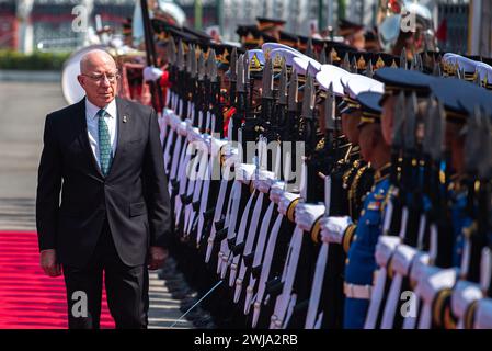 Bangkok, Thailandia. 14 febbraio 2024. Il generale David John Hurley, governatore generale dell'Australia, ispeziona la guardia d'onore durante una cerimonia di benvenuto alla Government House. Il generale David John Hurley, Governatore generale dell'Australia, ha una visita ufficiale di 5 giorni (dal 13 al 17 febbraio 2024) in Thailandia per celebrare le relazioni di lunga data tra Australia e Thailandia. Credito: SOPA Images Limited/Alamy Live News Foto Stock