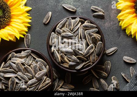 Tazza di tè alla lavanda con fiori secchi di lavanda su tavola rustica, tè rilassante alle erbe. Oleum di Lavendula Foto Stock