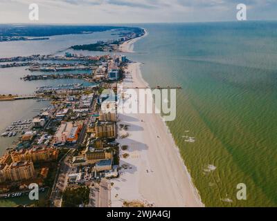 Un'immagine aerea che mostra la splendida costa di Miami Beach con spiagge sabbiose e paesaggi urbani a Miami, Florida, Stati Uniti. Foto Stock