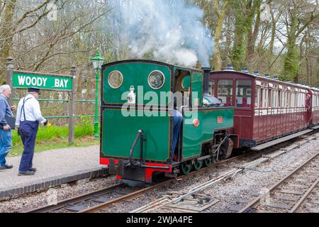 Locomotiva 'Axe' in vapore e pronta a trasportare il prossimo treno: Stazione di Woody Bay, Lynton and Barnstaple Railway, Devon, Regno Unito Foto Stock