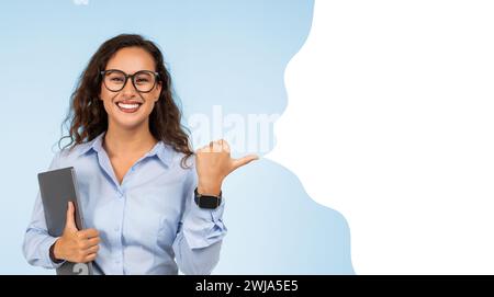 giovane donna d'affari con il computer che punta alla bolla dello spazio di copia, collage Foto Stock