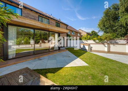 Newmarket, Suffolk - 18 luglio 2016: Giardini all'inglese con patio e grandi porte scorrevoli Foto Stock