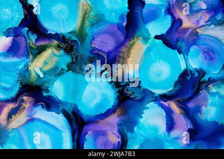 Un'accattivante immagine astratta che mostra una miscela di sfumature ciano e viola in un motivo artistico fluido con inchiostro alcolico. Foto Stock
