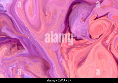 I vorticosi motivi di inchiostro di marmo viola e rosa creano uno sfondo astratto Foto Stock