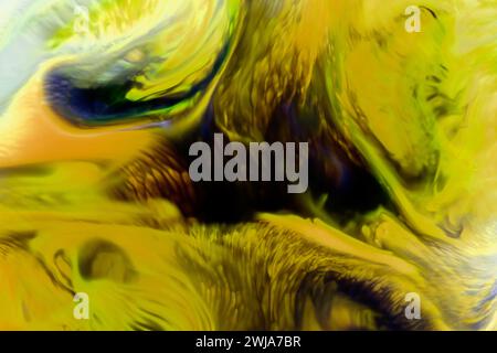 Un'immagine digitalmente modificata che mostra un primo piano di un occhio con colori gialli e verdi vorticosi in uno stile astratto Foto Stock
