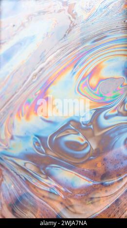 Accattivanti motivi vorticosi e colori iridescenti di una bolla di sapone in primo piano, perfetti per uno sfondo astratto Foto Stock