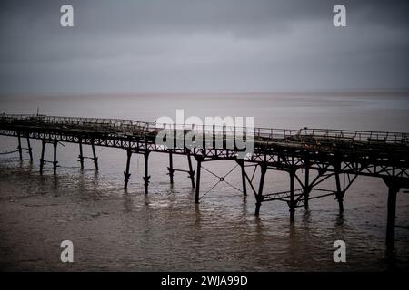 Il molo di Birnbeck, il vecchio molo nord di Weston-Super-Mare che si estende fino al fiume Severn, è abbandonato in una giornata grigia Foto Stock