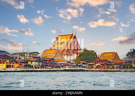 Famoso tempio Wat Kalayanamitr, visto dal lungofiume la mattina presto Foto Stock