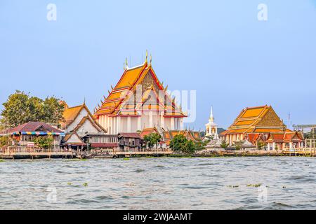 Famoso Wat Kalayanamitr Tempel, visto dal lungofiume la mattina presto Foto Stock