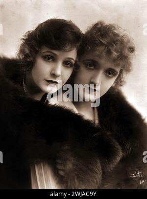 Norma e Constance Talmadge - (circa 1916) Foto Stock