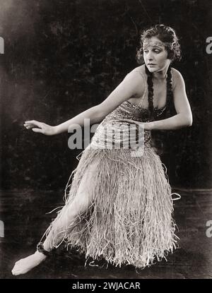 Norma Talmadge, attrice del cinema muto, dal film americano Fifty-Fifty (1916) Foto Stock