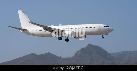L'aereo atterra. Aereo, passeggeri che volano nel cielo, preparandosi ad atterrare all'aeroporto Foto Stock