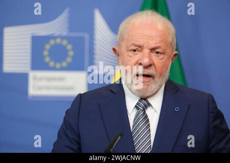 Belgio, Bruxelles: Il presidente brasiliano Luiz Inacio Lula da Silva si rivolge ai media prima di un incontro bilaterale presso la sede dell'Unione europea Foto Stock