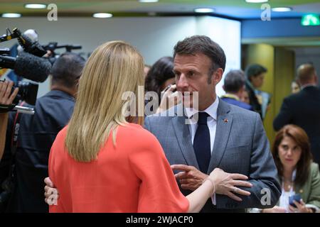 Belgio, Bruxelles: Il Presidente del Parlamento europeo Roberta Metsola e il Presidente francese Emmanuel Macron partecipano al Vertice della Comunità di Foto Stock