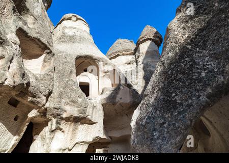 GOREME, TURCHIA - 4 OTTOBRE 2020: Questa è una vista ravvicinata delle fantastiche rocce con grotte nella valle di Pasaba in Cappadocia. Foto Stock