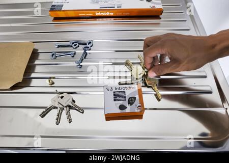 Bordeaux (Francia sud-occidentale): Consegna di chiavi, badge e telecomandi elettronici a un locatario o a un proprietario dopo l'inventario delle attrezzature. Sta Foto Stock