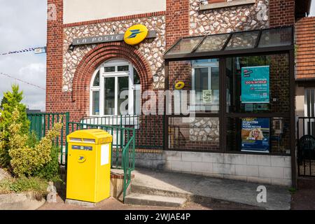 Ufficio postale in una zona rurale: Ufficio postale e cassetta postale gialla a Saint-Pierre-de-Varengeville (Francia settentrionale) Foto Stock