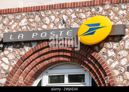 Ufficio postale in una zona rurale: Ufficio postale e cassetta postale gialla a Saint-Pierre-de-Varengeville (Francia settentrionale) Foto Stock