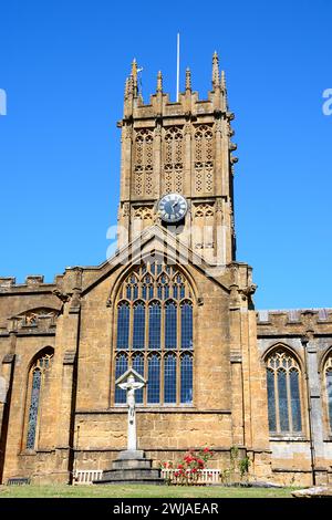 Vista frontale della chiesa di St. Marys Minster nel centro della città con il monumento alla guerra e il crocifisso in primo piano, Ilminster, Somerset, Regno Unito, Europa Foto Stock