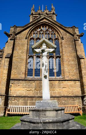 Vista frontale della chiesa di St. Marys Minster nel centro della città con il monumento alla guerra e il crocifisso in primo piano, Ilminster, Somerset, Regno Unito, Europa Foto Stock