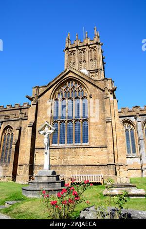 Vista frontale della chiesa di St. Marys Minster nel centro della città con il cimitero in primo piano, Ilminster, Somerset, Regno Unito, Europa Foto Stock