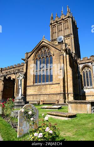 Vista frontale della chiesa di St. Marys Minster nel centro della città con il cimitero in primo piano, Ilminster, Somerset, Regno Unito. Foto Stock