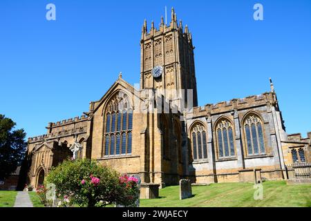 Vista frontale della chiesa di St. Marys Minster nel centro della città con il cimitero in primo piano, Ilminster, Somerset, Regno Unito, Europa Foto Stock