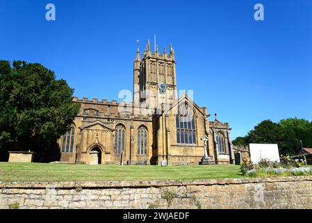 Vista frontale della chiesa di St. Marys Minster nel centro della città con il cimitero in primo piano, Ilminster, Somerset, Regno Unito, Europa Foto Stock