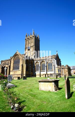 Vista frontale della chiesa di St. Marys Minster nel centro della città con il cimitero in primo piano, Ilminster, Somerset, Regno Unito, Europa Foto Stock