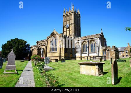 Vista frontale della chiesa di St. Marys Minster nel centro della città con il cimitero in primo piano, Ilminster, Somerset, Regno Unito. Foto Stock