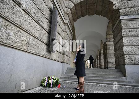 Praga, Repubblica Ceca. 14 febbraio 2024. La presidente del Parlamento europeo Roberta Metsola, di sinistra, e la presidente della camera dei deputati ceca Marketa Pekarova Adamova, di destra, hanno reso omaggio alle vittime delle recenti sparatorie di massa alla Facoltà di Arti dell'Università Carlo, a Praga, Repubblica Ceca, il 14 febbraio, 2024. crediti: Roman Vondrous/CTK Photo/Alamy Live News Foto Stock